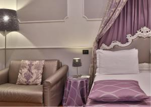 都灵热那亚贝斯特韦斯特PLUS酒店的一间卧室配有一张床和一把椅子