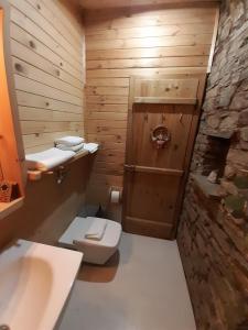 Gaytaninovo奥玛雅生态村酒店的一间带卫生间和水槽的浴室