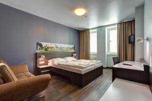 熙喜市中心梅宁阁酒店客房内的一张或多张床位