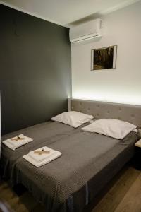 威利兹卡ULMA studio的一间卧室配有两张带毛巾的床