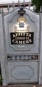 比萨Civico 22 Pisa的上面有标志的金属盒