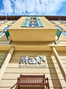 波茨坦MAXX Hotel Sanssouci Potsdam的建筑物一侧的标志