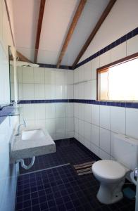 UnaFazenda Eco-Jardim的一间带卫生间和水槽的浴室
