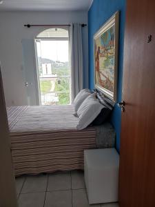 弗洛里亚诺波利斯Hostel Equilíbrio的一间小卧室,配有一张带窗户的床