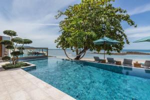 Suma By Pavana- Beachfront Luxury Villa内部或周边的泳池