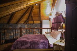 帕雷斯阿吉萨那Montecristo Chalet的一间卧室设有一张床和木制天花板