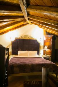 帕雷斯阿吉萨那Montecristo Chalet的一间卧室配有一张大床和木制床头板