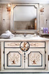 波尔塔里亚Villa Virginaki的一间带水槽和镜子的浴室