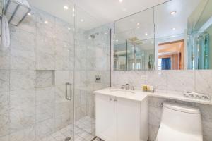 纽约伦巴第大酒店的带淋浴、卫生间和盥洗盆的浴室