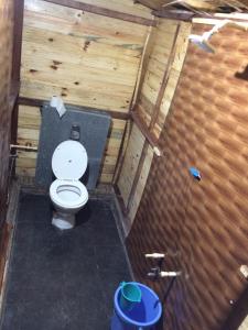 比纳里姆Blue Corner Beach Huts & Restaurant的木墙浴室设有卫生间