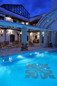 阿尔玛格鲁伟人阿尔马格罗酒店的房屋前的大型游泳池