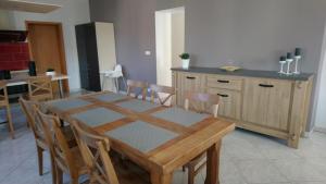 MasevauxLe Gite du Relais的厨房配有木桌和桌椅
