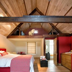 Merendree第七天堂酒店的一间卧室设有一张大床和木制天花板。