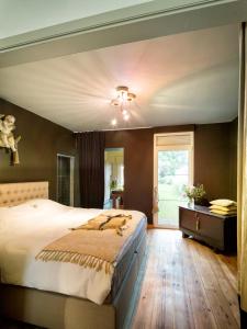 Merendree第七天堂酒店的一间卧室设有一张大床和一个窗户。