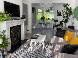 利物浦Luxury 5* Home with Secret Garden and Free Parking的带沙发和壁炉的客厅