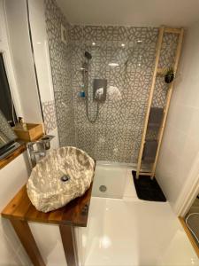 利物浦Luxury 5* Home with Secret Garden and Free Parking的一间带水槽和淋浴的浴室