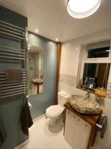 利物浦Luxury 5* Home with Secret Garden and Free Parking的一间带卫生间、水槽和镜子的浴室