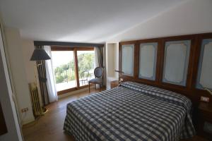 提尼亚类Il Camino的卧室配有床、椅子和窗户。