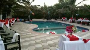圣路易斯Eco-Lodge Hotel Oasis Fishing的度假酒店内带桌椅的游泳池
