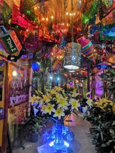 瓦哈卡市Hostal Oaxaca Magic的黄色花卉和灯笼的房间