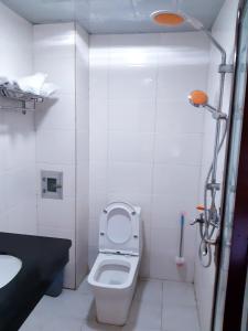 景洪市景洪傣江南商务酒店的白色的浴室设有卫生间和水槽。