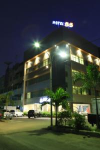 雅加达55号酒店的一座建筑物,上面有夜间标志