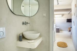 瓦西SifnosLiving A3的一间带碗水槽和镜子的浴室