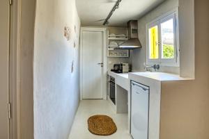 瓦西SifnosLiving A3的厨房配有水槽和白色冰箱