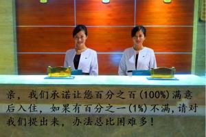 景洪市景洪傣江南商务酒店的两个站在桌子后面写字的女人