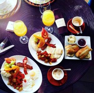 蒙特利尔库图玛酒店的一张桌子,上面放着早餐盘