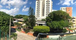 巴兰基亚Hotel Suites Caribe的从城市建筑的阳台上可欣赏到风景