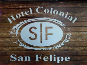 希龙Hotel Colonial San Felipe的木墙上的殖民地酒店圣菲利普标志