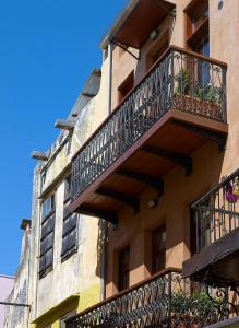 干尼亚朵洛特优之屋酒店的公寓大楼设有阳台和植物