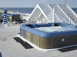 柏斯海滩Boardwalk Plaza Hotel的房屋甲板上的热水浴池