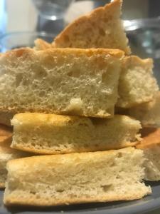 阿拉西奥Locanda Kon Tiki的盘子上堆着的面包