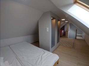 斯克拉斯卡波伦巴Apartament Dorota z garażem的卧室配有白色的床和楼梯。