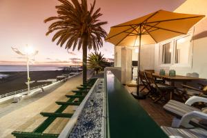 宏达海滩Luxury Suite Sea Front的带阳台的海景度假屋