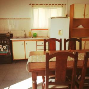 皮拉米德斯港El Canto de la Ballena Loft的厨房配有木桌和冰箱。