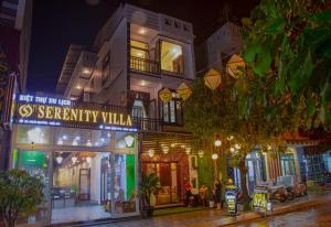 会安Serenity Villa Hoi An的一座建筑物,上面有夜间读强别墅的标志