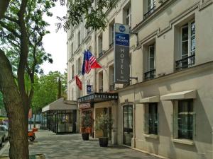 巴黎贝斯特韦斯特特洛加德洛酒店的街道边有标志的建筑物