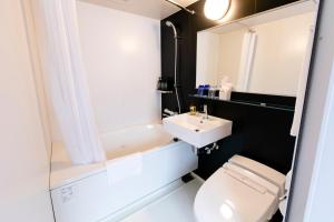 东京Hotel Wing International Shimbashi Onarimon的浴室配有白色卫生间和盥洗盆。