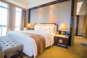 泉州泉州富力万达文华酒店的一间卧室设有一张大床和一个大窗户