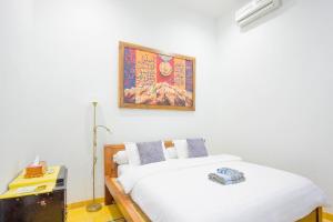 日惹奥玛吉尔恩29布克特维斯塔公寓的卧室配有两张床,墙上挂着一幅画