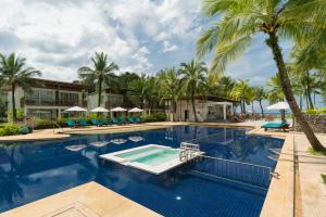 蔻立The Briza Beach Resort, Khao Lak SHA Extra Plus的棕榈树游泳池及度假村