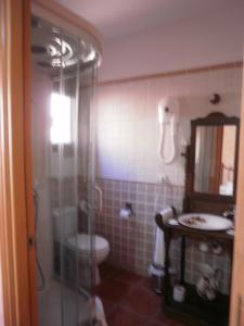 卡马雷纳德拉谢拉萨尔瓦多奥尔莫旅舍的带淋浴、卫生间和盥洗盆的浴室