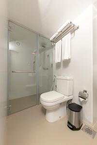 希克杜沃希特鲁斯希克杜沃酒店的一间带卫生间和玻璃淋浴间的浴室