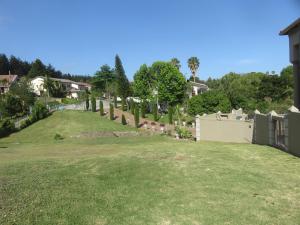 乔治Cul de Sac - Accommodation的享有带墓地的庭院的景色