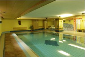 罗卡皮耶托雷Hotel Venezia的大型建筑中的大型游泳池