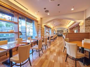 大阪西梅田哈顿酒店的餐厅内带桌椅的用餐室