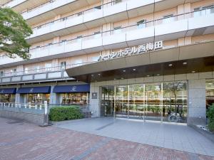大阪西梅田哈顿酒店的享有大楼外景,设有大玻璃门